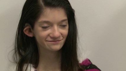 Tải video: Teen girl hears for first time thank to brainstem implant