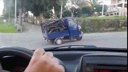 Moto Piaggio Com Demasiada Carga Sobe Estrada Inclinada E A Coisa Corre Mal