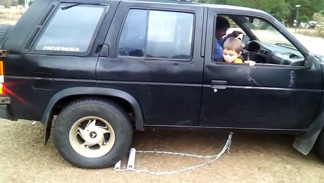 Comment faire marche arrière avec un 4x4 qui n'a pas de marche arrière : ce gars est un génie!