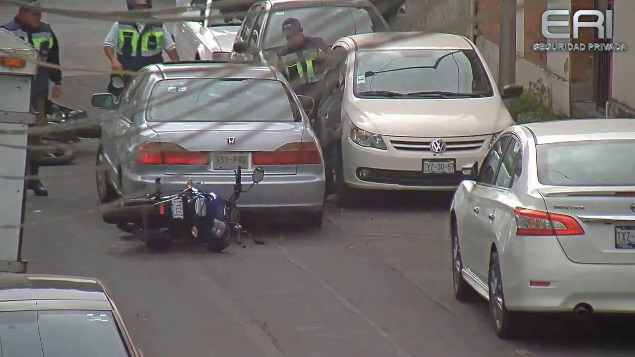 Des voleurs de jantes très violents roulent sur des policiers!