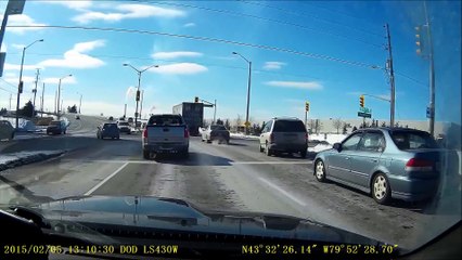 Un conducteur débile mais chanceux... Tête à queue en pleine route