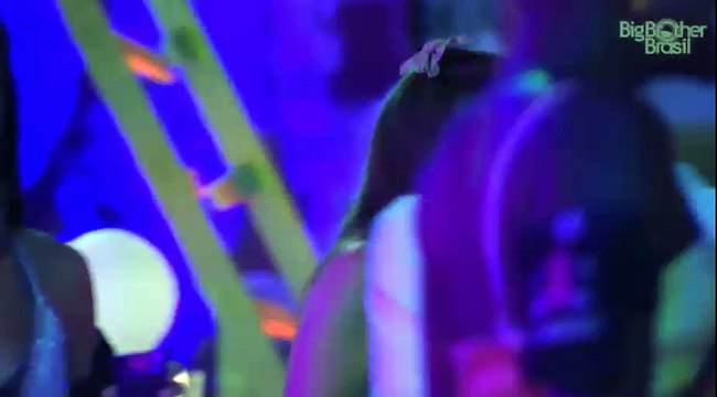 Tamires da uma piscadinha pro Cezar - Festa surreal 06/02