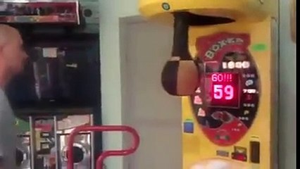 Yumruğuyla boks makinesini bozan adam