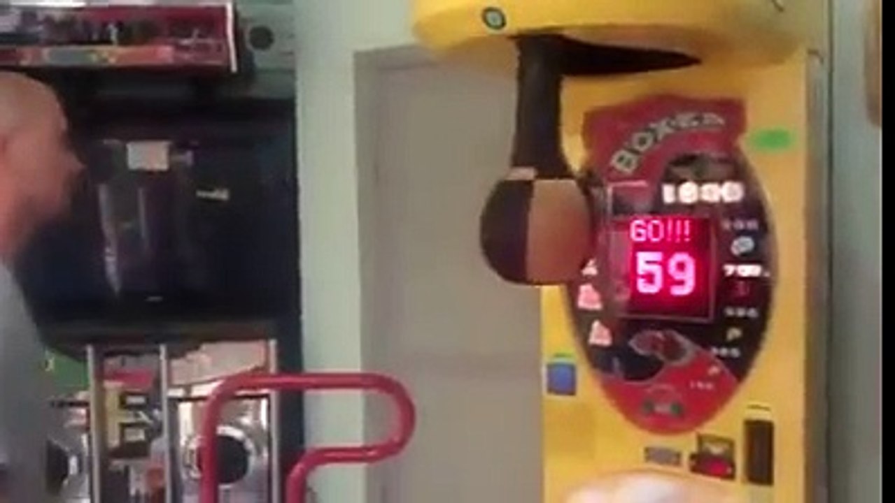 Yumruğuyla boks makinesini bozan adam