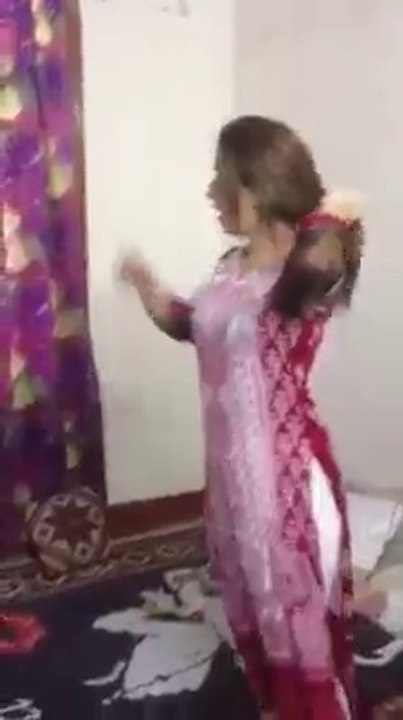 Pakistani Cute Girl Dance