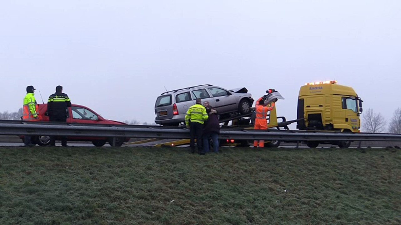 Bekijk: A28 afgesloten na ongelukken door gladheid - RTV Noord