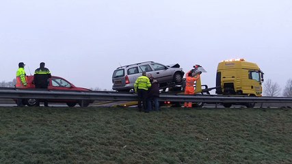 Bekijk: A28 afgesloten na ongelukken door gladheid - RTV Noord