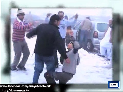 Dunya News - Tourists enjoy snow fall in Murree