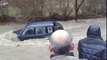 Un grand père sauvé de la noyade, piégé dans sa voiture au milieu d'une rivière en crue