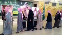 Le nouveau roi d'Arabie Saoudite doit serrer la main de tout les hommes du pays... Comment faire?!