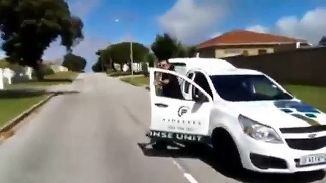 Un agent de sécurité asperge un enfant et son père avec une bombe au poivre...