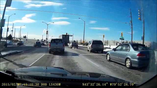 Une voiture rate son coup sur une voie d'accélération