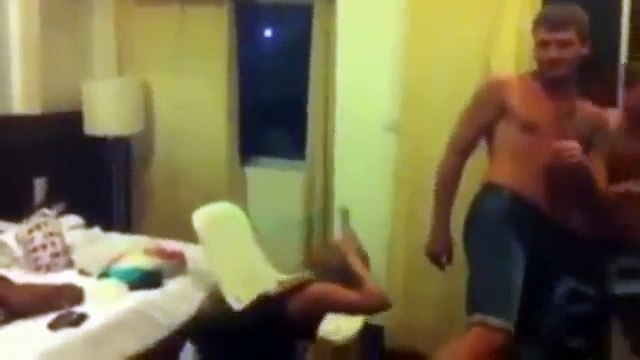 Coup de pied dans une bouteille posée sur une tête (fail)