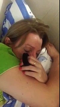 Jouer à l'avion avec les ronflements de sa femme