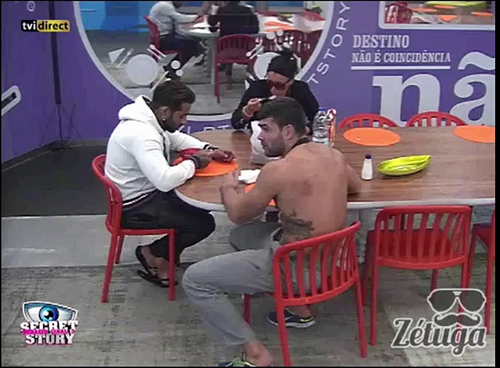 Débora escreve mensagem no jardim para o (ex) namorado "Desilusão Otário"