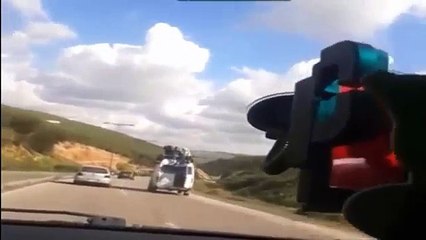 بالفيديو لحظة انقلاب سيارة الرجاء البيضاوي المتوجهة لمدينة سلا