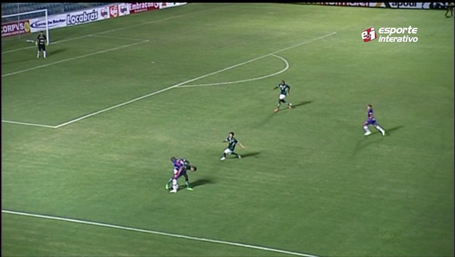 Que coisa, hein? Lúcio Maranhão e Charles se embolam no gramado