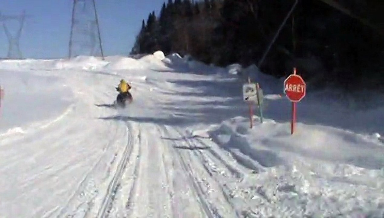 Randonnée motoneige 07.02.2015 vidéo 11. Remarquez les beaux arrêts aux... arrêts. ;-)