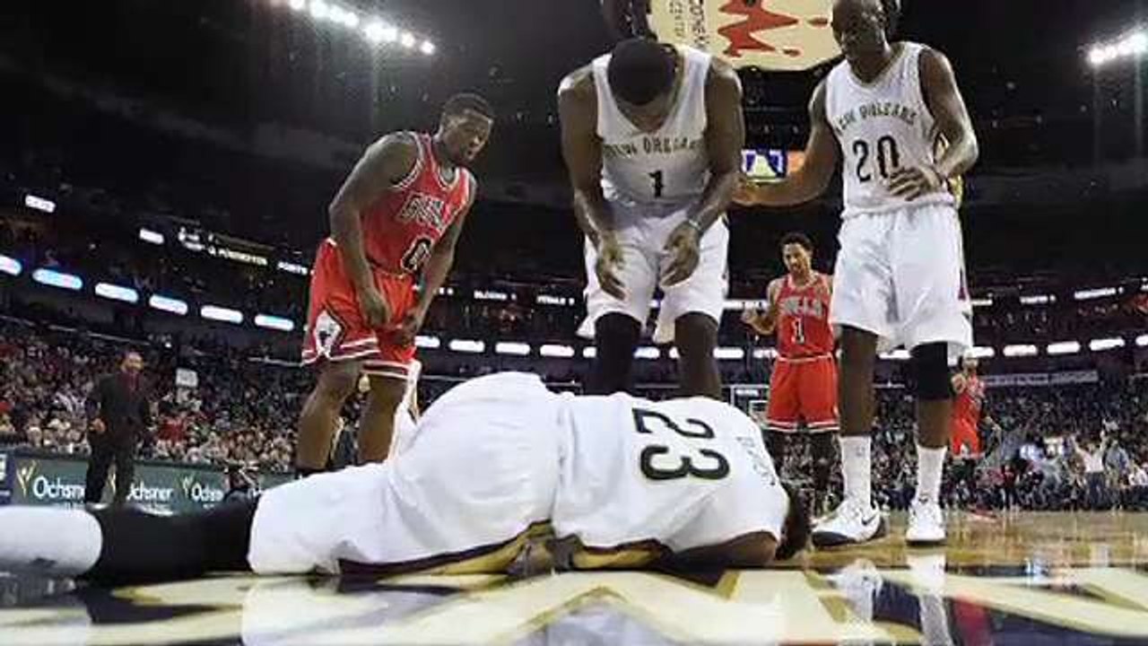 Davis Injures Shoulder in Pelicans' Loss