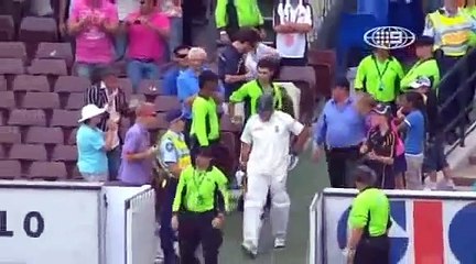 Graeme Smith tries to save match with a broken hand