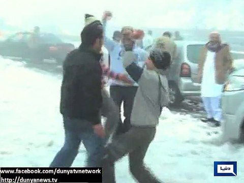 Dunya News - Murree: Tourists enjoy snowfall