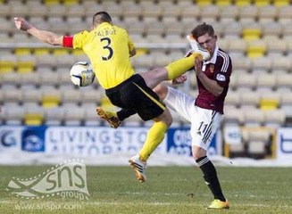 Jason Talbot reçoit seulement un carton jaune pour un coup de pied au visage