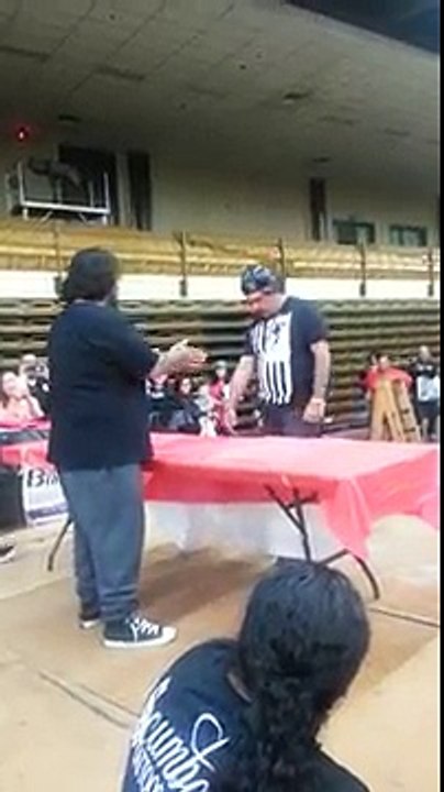 Un homme est mis KO pendant un concours de claques