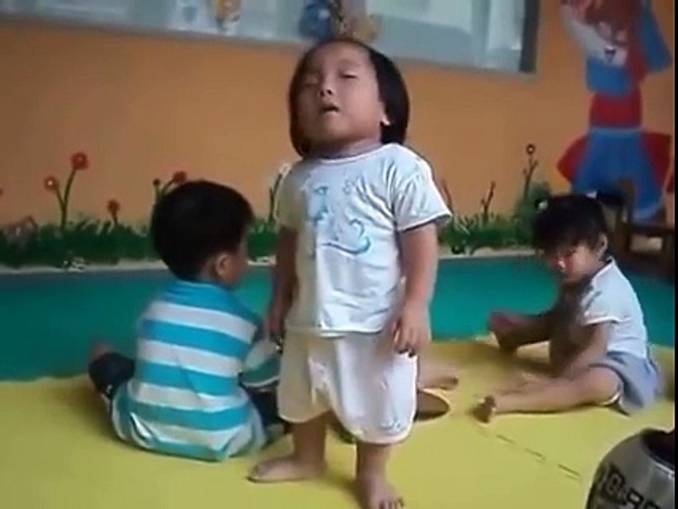 Ayakta uyuyan çocuk