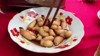 Manger d'énormes larves vivantes avec de la sauce