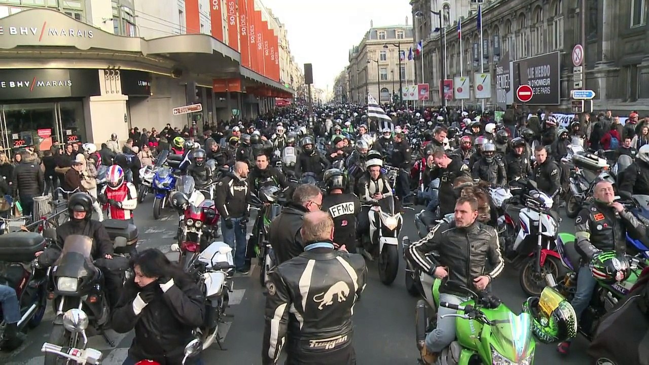 Les motards protestent à Paris contre le plan antipollution