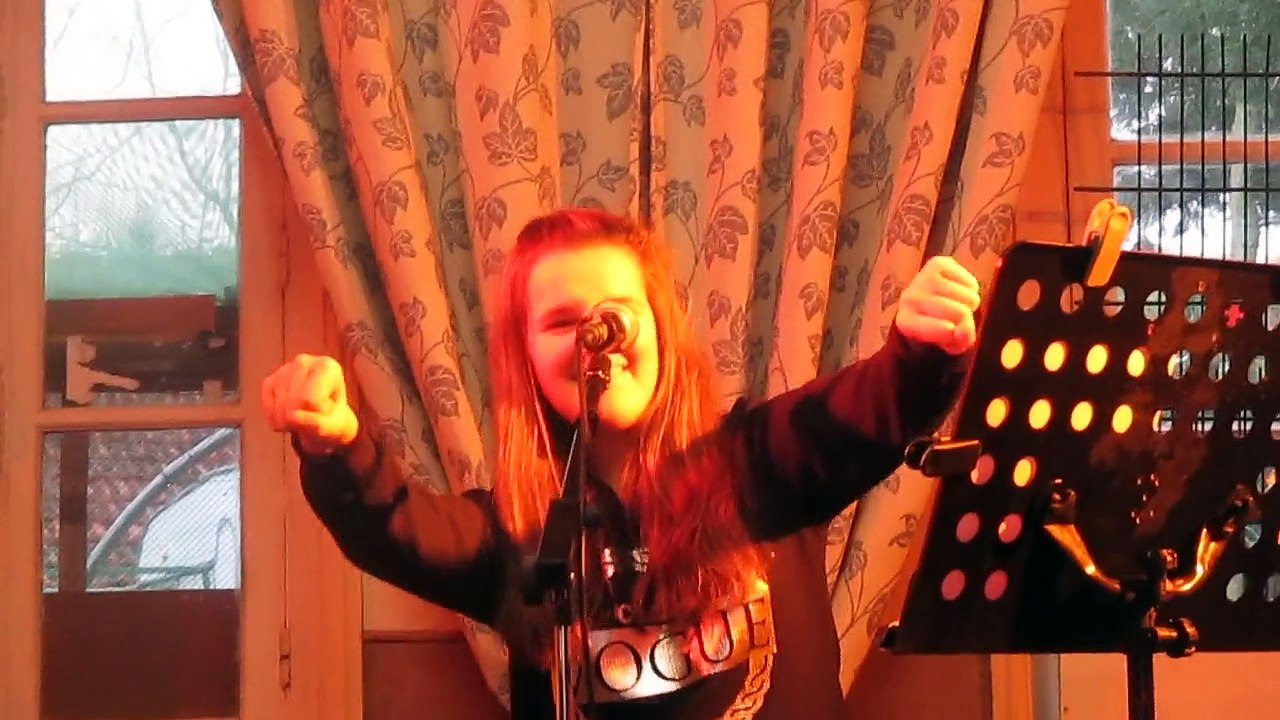 Lola Reva chante "l'homme à la moto" 20 12 2015m