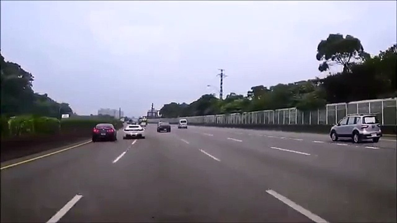 Un fou en Ferrari provoque un accident avec une Nissan GT-R
