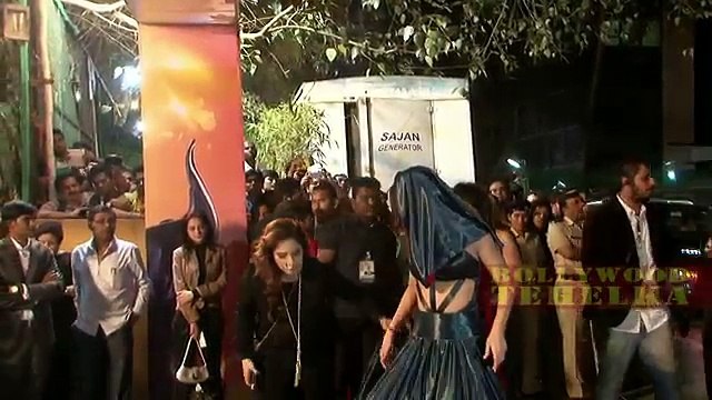 Hot Ankita Shorey's Flaunts her Assets at 60th Britannia Filmfare Awards 2015 Red Carpet!