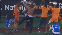 Hervé renard danse torse nu après la victoire de la Côte d'Ivoire