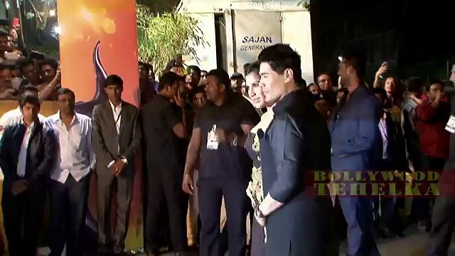 Sophie Choudry Huge Cleavage Exposing At 60th Britannia Filmfare Awards 2015 Red Carpet!