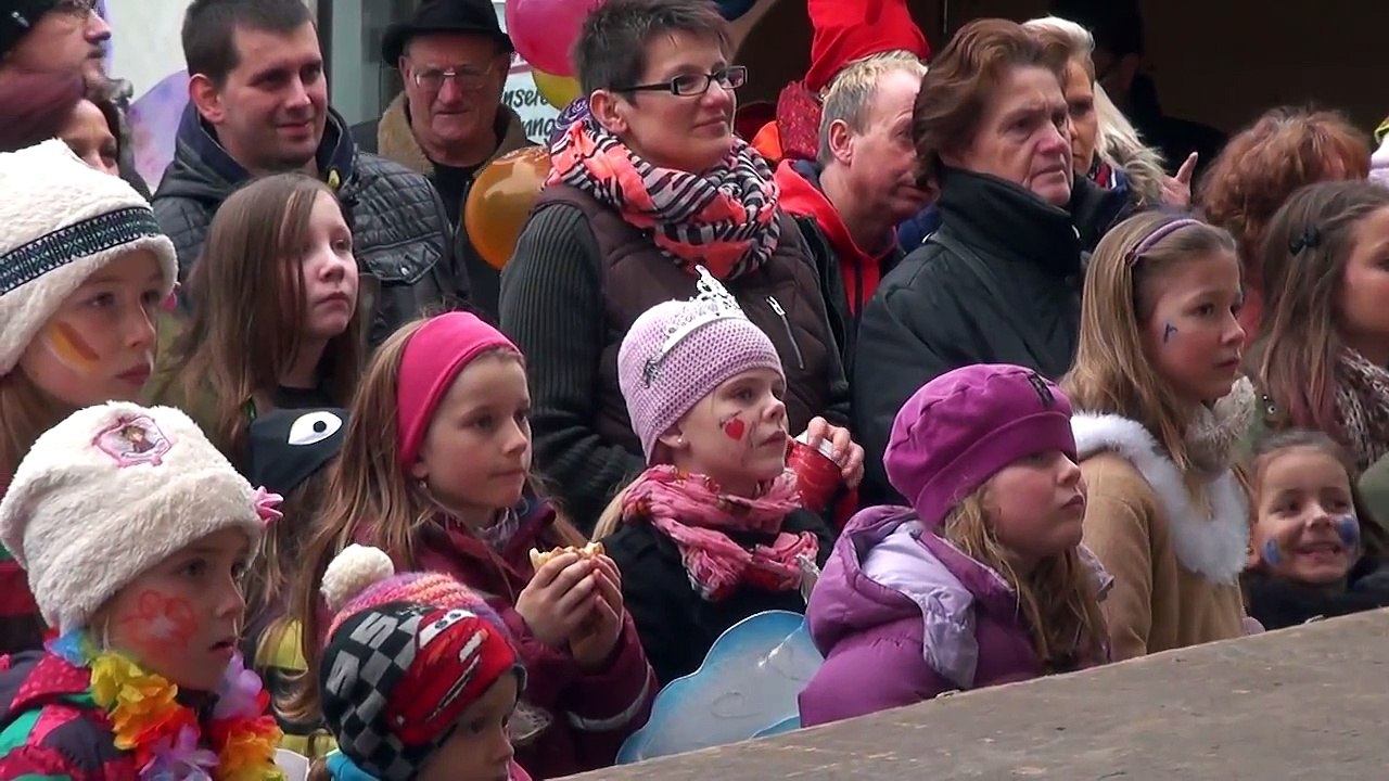 Faschingstreiben auf dem Stadtplatz in Aichach 2014