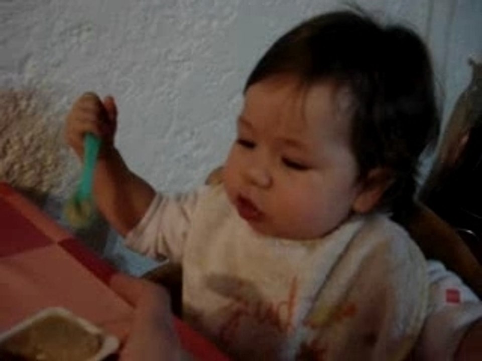 Leeloo mange toute seule