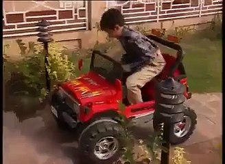 A unique video of Benazir Bhutto with her childrens. Must watch.