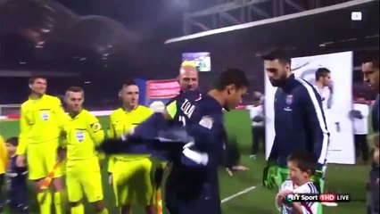 Thiago Silva (PSG) Protects Child From The Cold