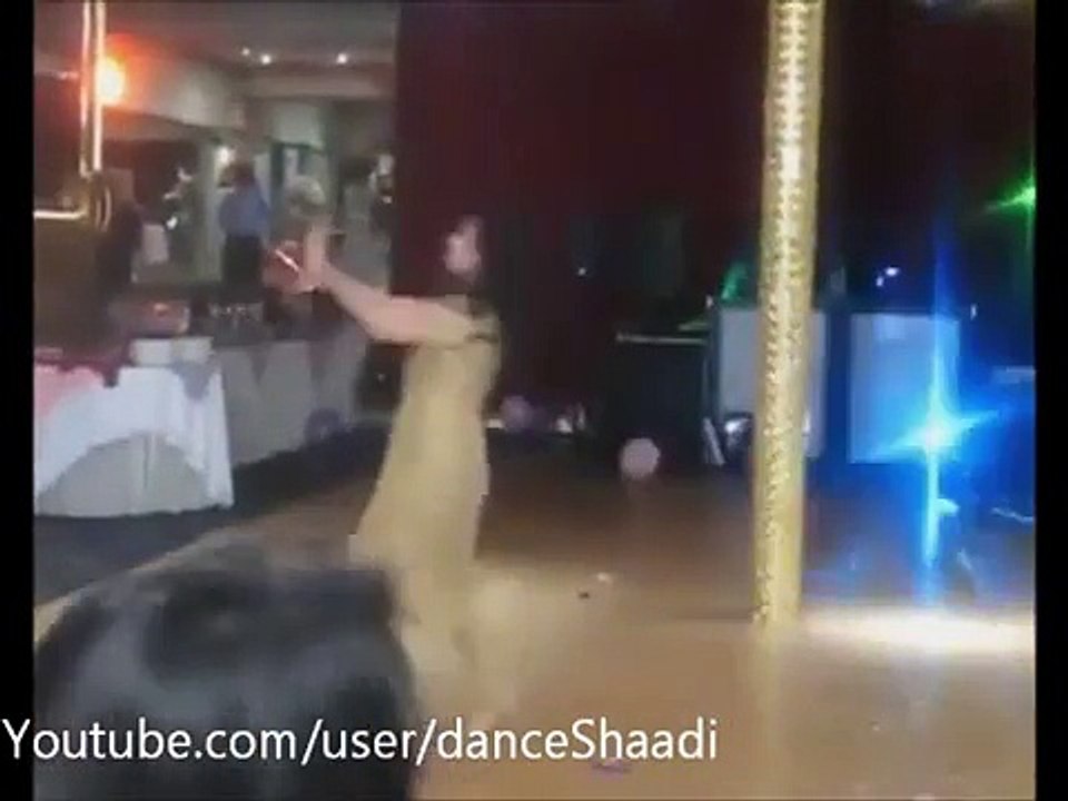 Sexy Girl Mujra in VIP Style on Pakistani wedding 2015
