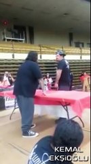 Rakibini Şamarlayarak Nakavt Eden Adam