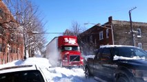 Un 4x4 Ford F150 remorque un camion a Chicago pendant le Blizzard : impressionnant!