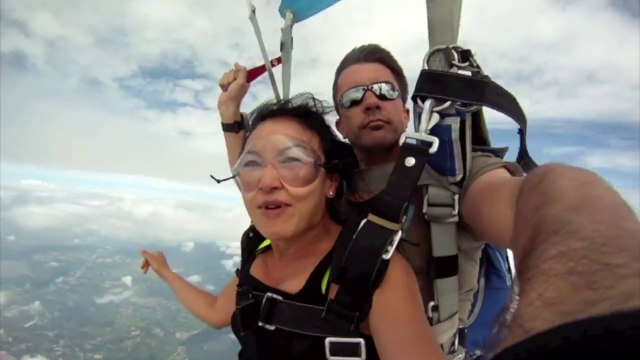 2 parachutistes frôles et presque tués par leur avion : chanceux!