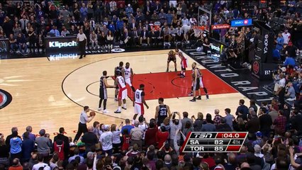 Tim Duncan envoie la remise en jeu décisive directement dans les tribunes