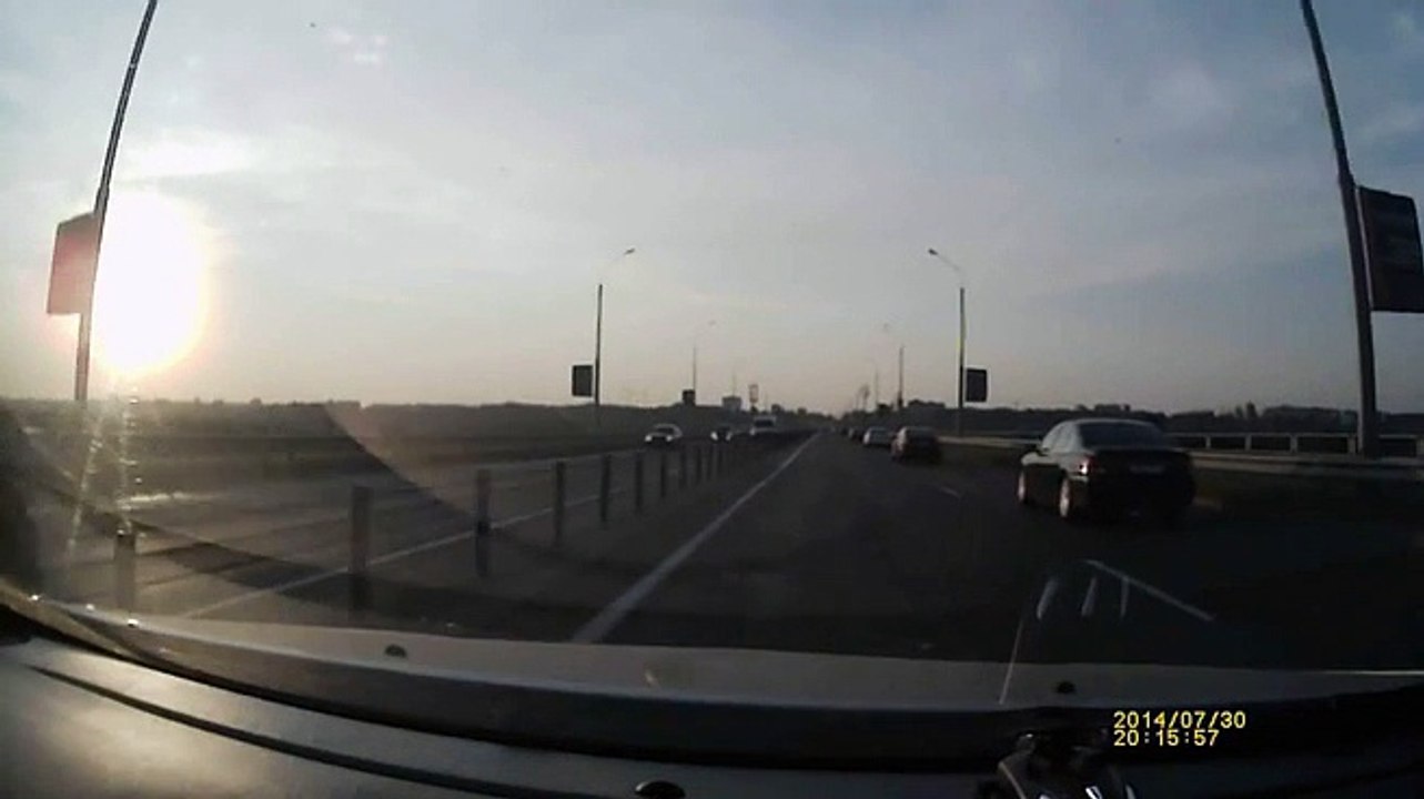 40# Accident de moto qui se termine debout sur la voiture avec beaucoup de chance