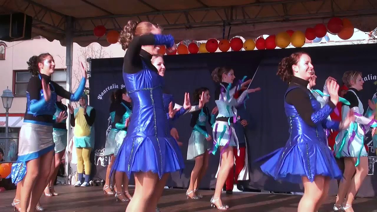 Faschingstreiben der Paartalia auf dem Stadtplatz Aichach 2013