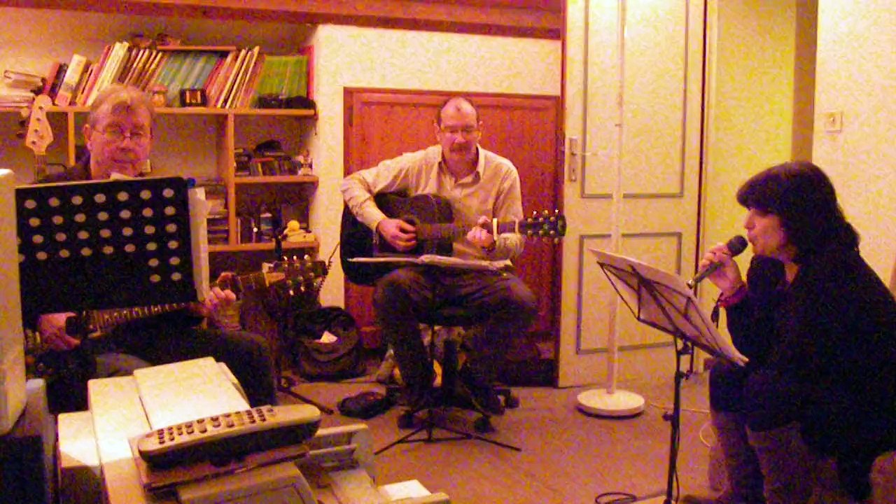 Sylvie interprétant "Il nous faut" d'Elisa TOVATI, accompagnée par l'ami Gégé et Michel !