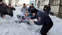 Un cascadeur en feu saute d'un immeuble