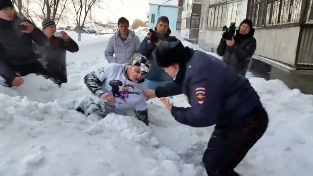 Un cascadeur en feu saute d'un immeuble
