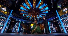 Kapil flirts with pretty beauty queen Comedy - 60th Filmfare Awards 2014 (1)